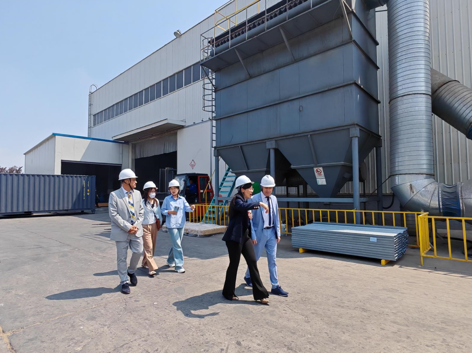 Visita a la planta de fabricación de contenedores marítimos de Eteu